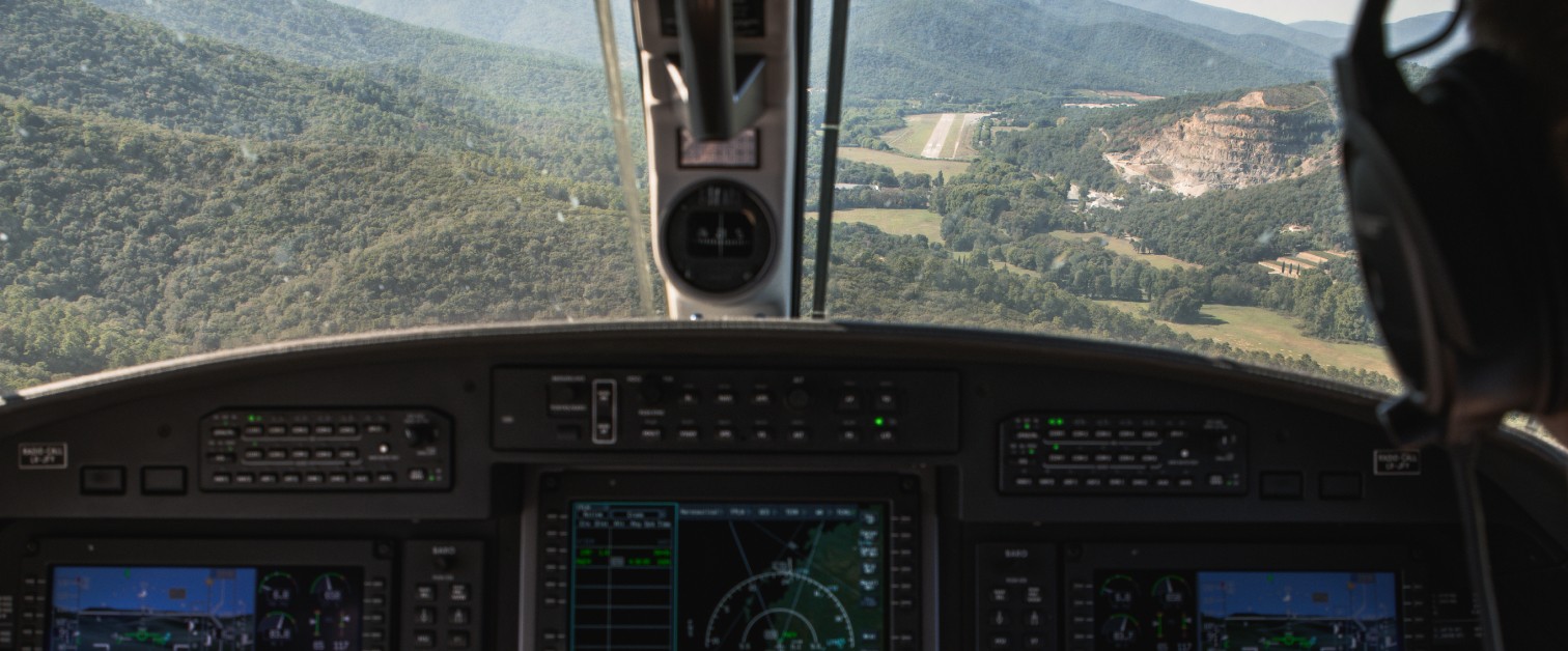 Pilot in cockpit approaching La Môle airport