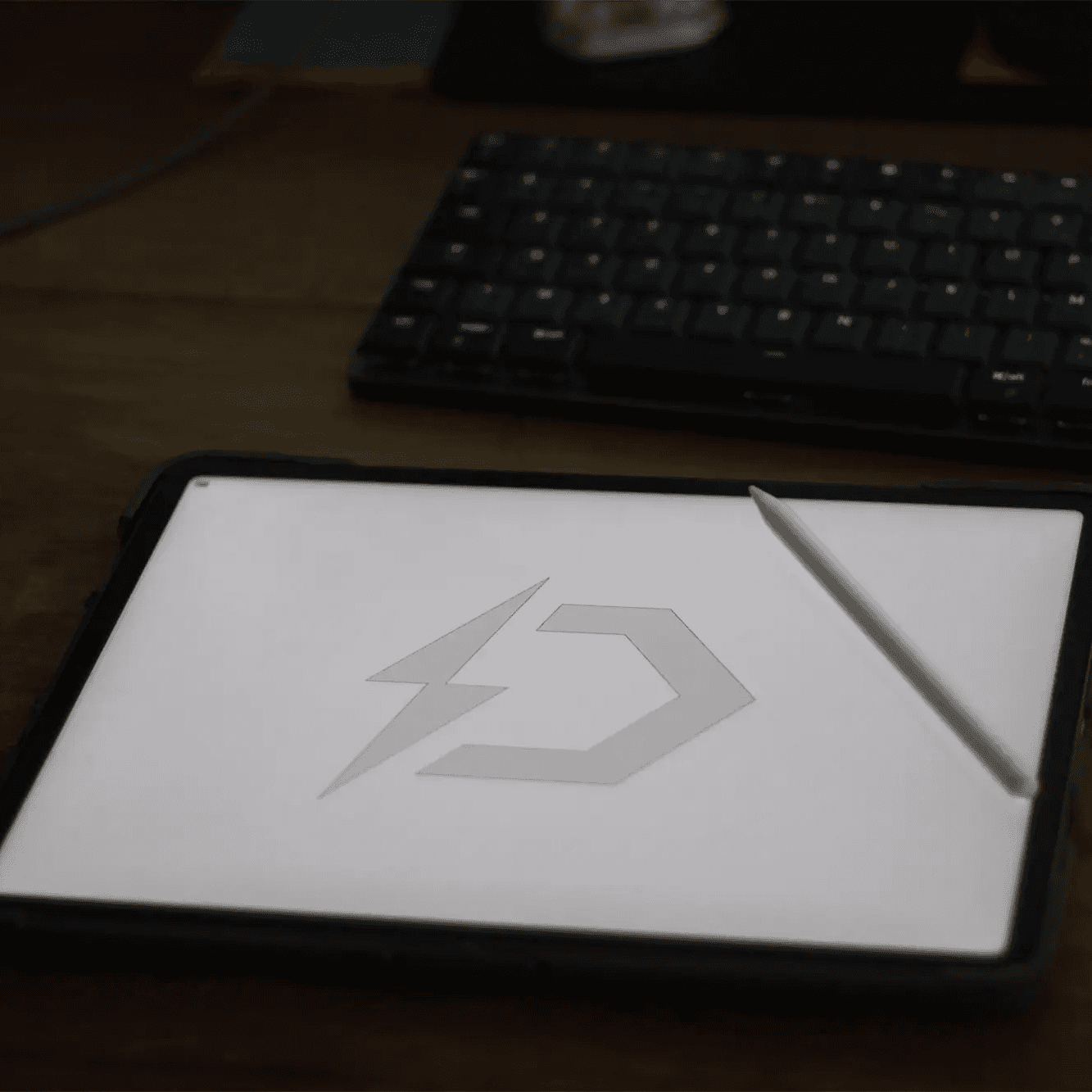 Logo sur un ipad qui est posé sur un bureau