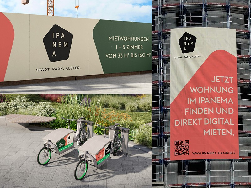 Zwei mietbare Lastenräder stehen an einer Ladestation, die Fahrräder sind in den Projektfarben von Ipanema. Ein Bauzaun mit den Farben Besch, Grün und rot und dem Ipanema Logo mit der Subline Stadt.Park.Alster. Ein großes Banner prangt am Baugerüst des Projektes Ipanema und bewirbt die Vorzüge dieser Immobilie