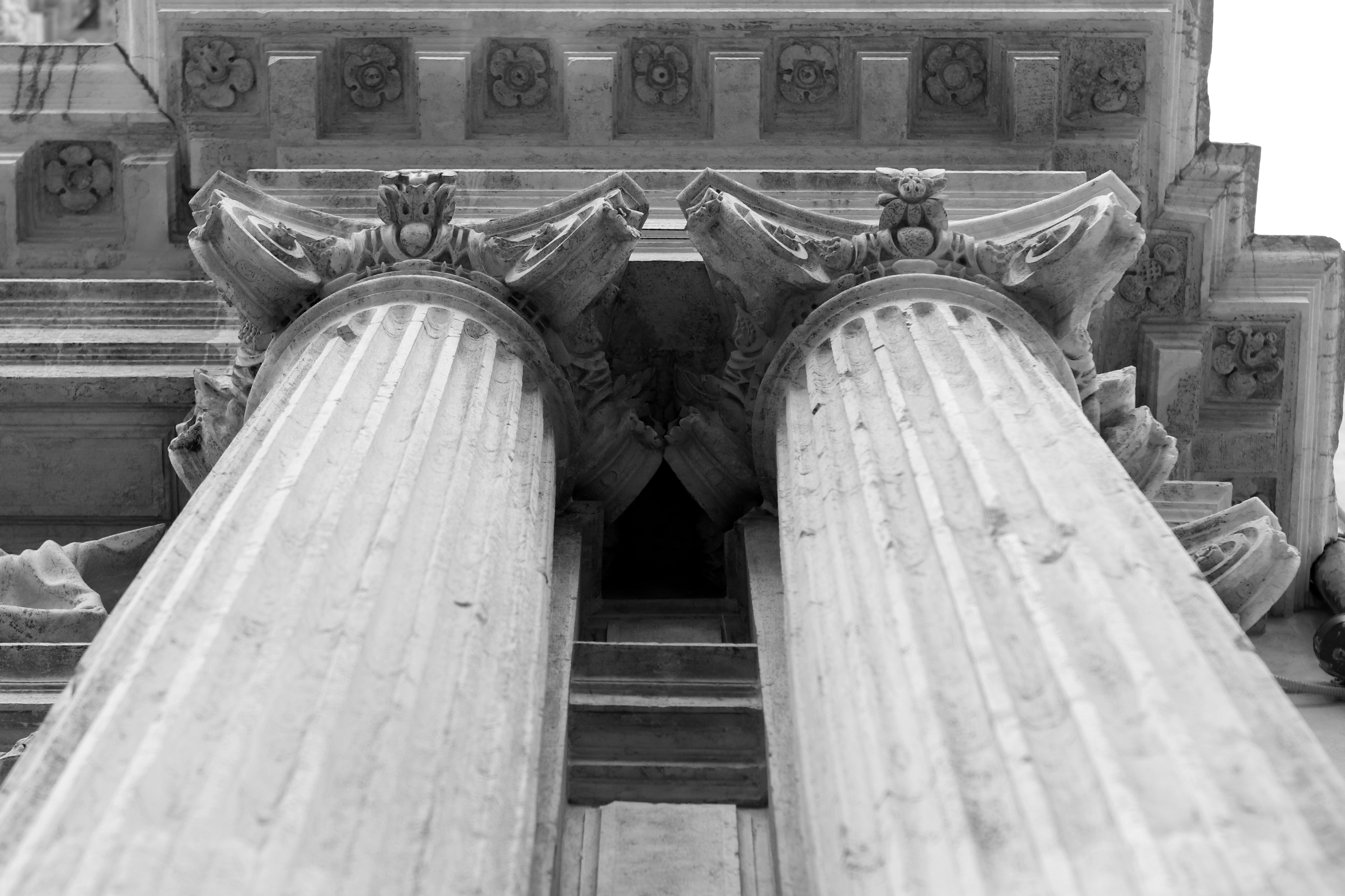 beautiful-shot-pillars-church-santa-maria-del-giglio-venice-italy