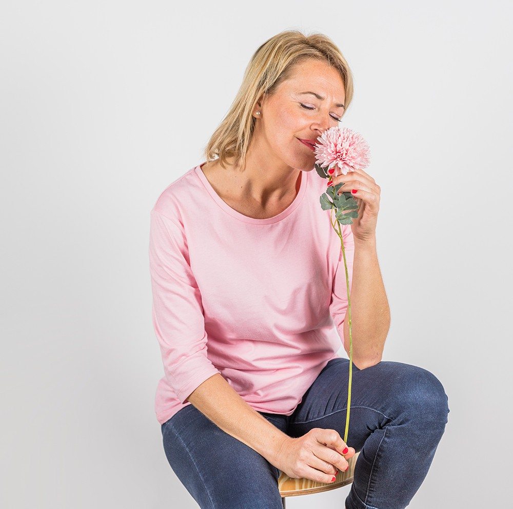 Mujer de mediana edad reflexiva, símbolo de los cambios hormonales de la perimenopausia.