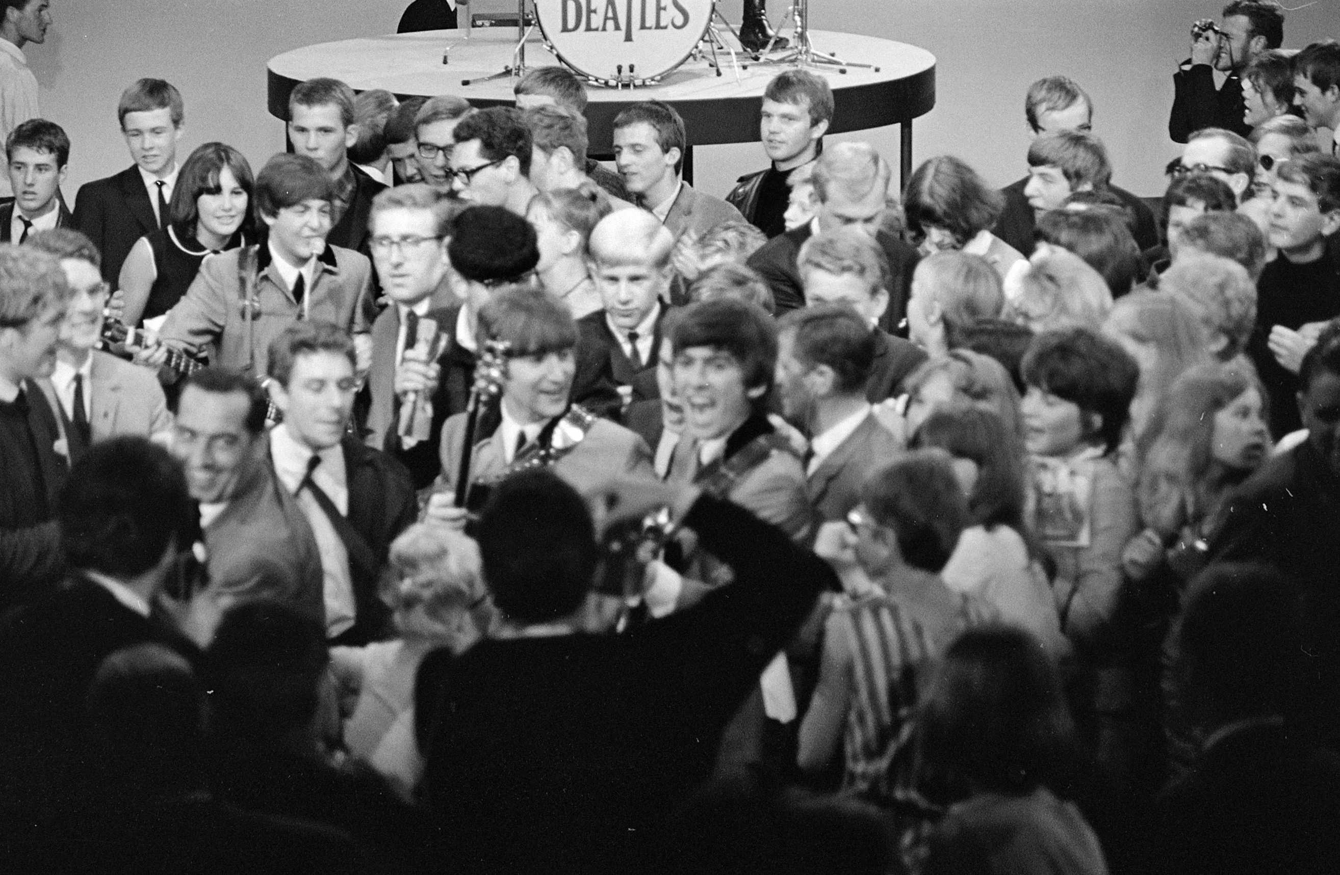 online fandom culture, fandom culture explained, what is fandom culture, fan communities online, internet fandoms, digital fandom culture, fandom influence on creators, how fandoms shape content, fan engagement culture, social media fandoms, fandom and algorithms, creator fan interaction, fandom communities reddit discord, youtube fandom culture, tiktok fandom influence, modern fandom explained, fan driven content, fandom participation online, fandom culture for gen z, online fan communities impact