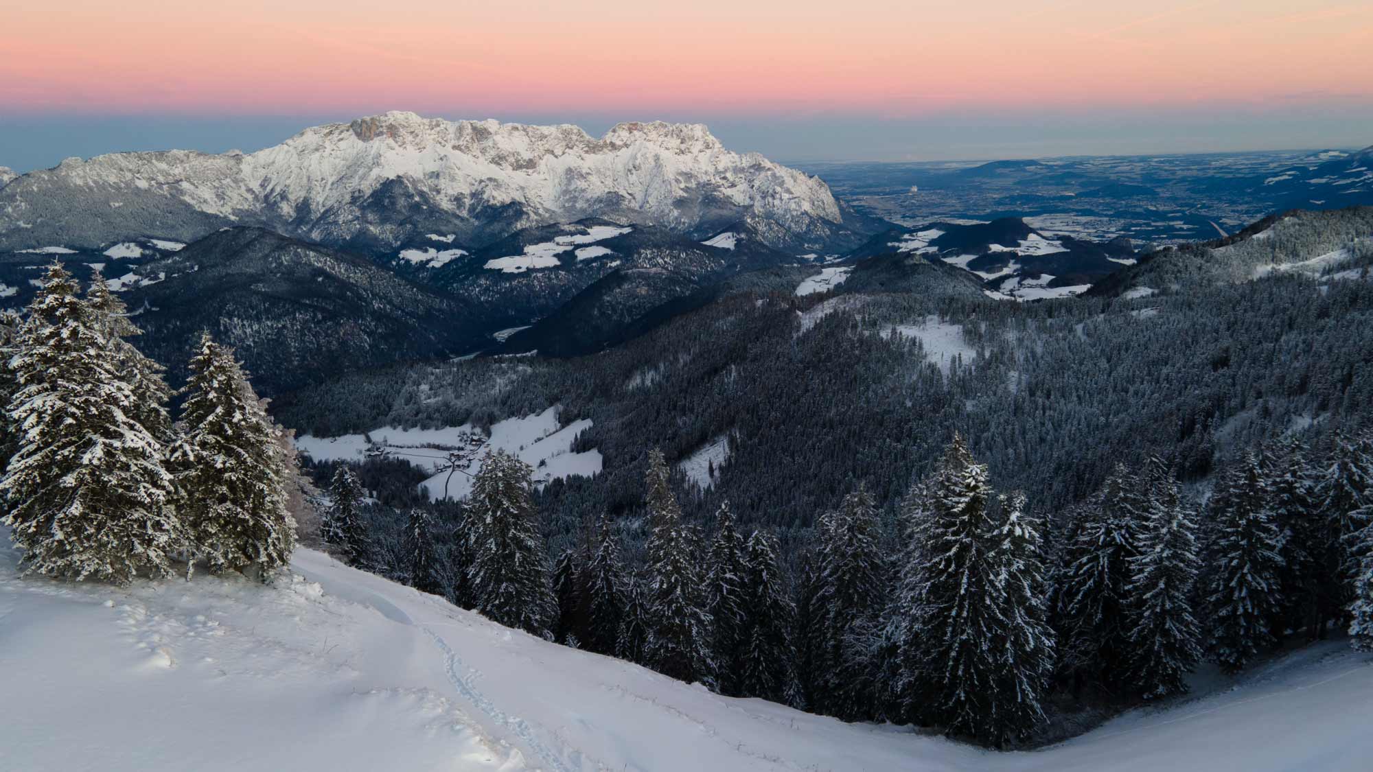 Snowy mountain scene with evergreen trees, ideal for filmproduction, ads, photography, and storytelling in a social media campaign.
