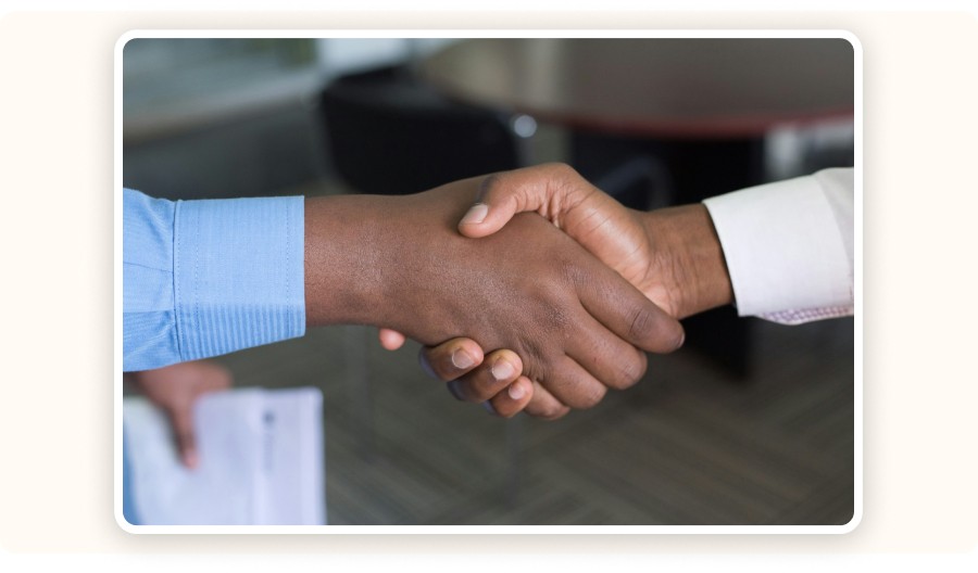 Poignée de main symbolisant la fidélisation client et la relation de confiance en e-commerce