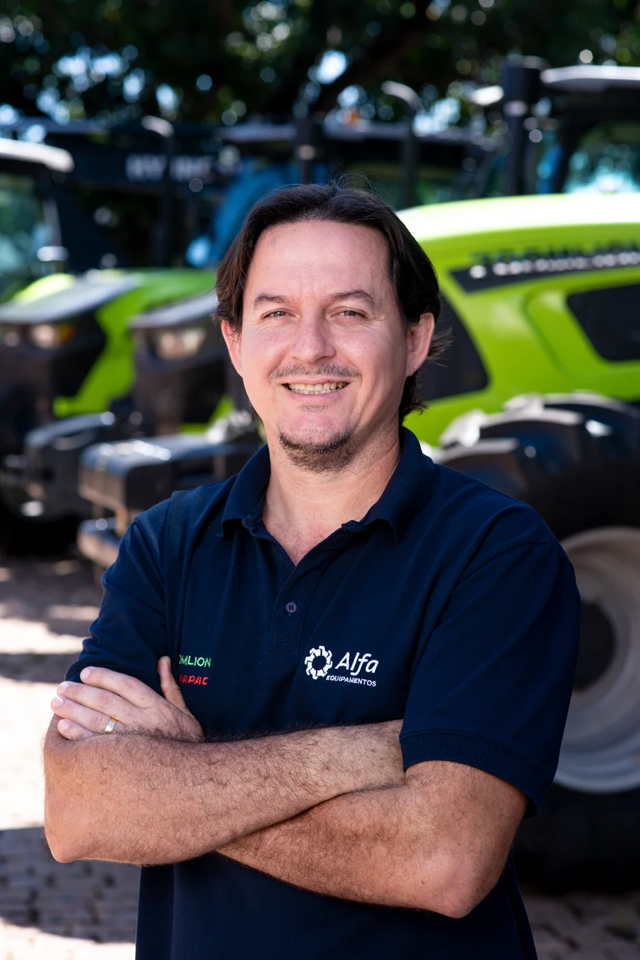 Colaborador da Alfa Equipamentos diante de máquinas Zoomlion em Mato Grosso do Sul