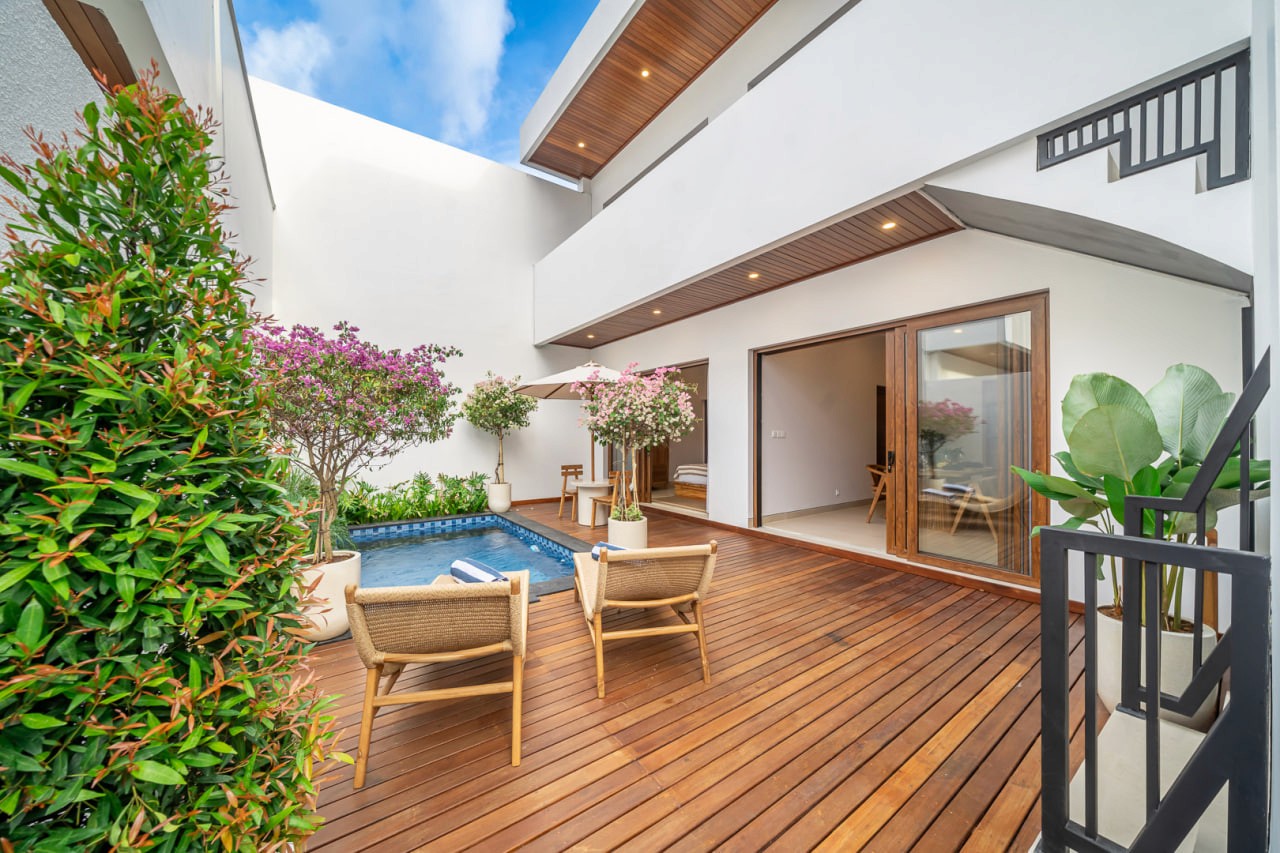 Завершены виллы с 3 и 5 спальнями в жилом комплексе в Сануре, расположенные всего в 6 минутах от океана.