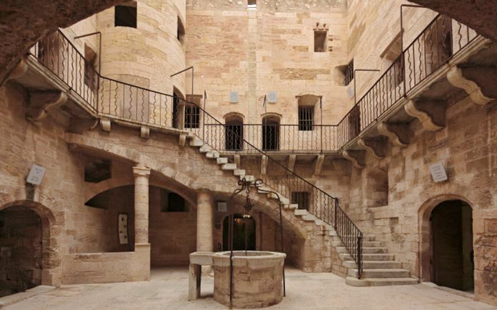 Pati del Castell d’If amb una escala de pedra i un pou central a Marsella, França.
