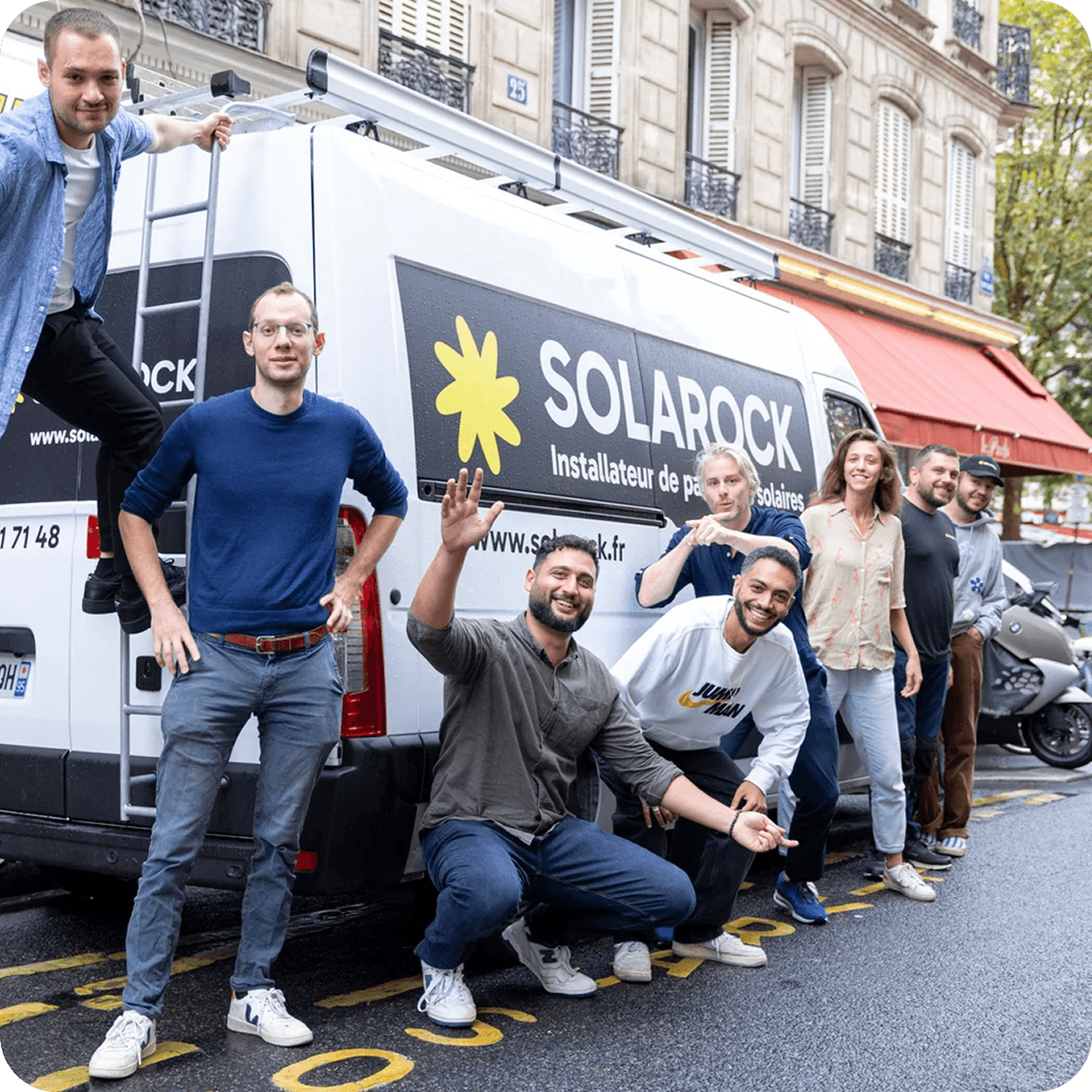 Photo d’une partie de l’équipe Solarock devant un de ses camions. Solarock fonctionne à travers un réseau d’agences ce qui permet à la société d’être au plus proche de ses clients. 