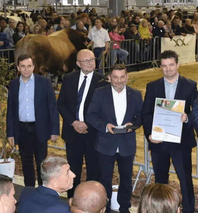 Zástupcovia spoločnosti Merkanta s hrdosťou preberajú ocenenie a diplom na poľnohospodárskom veľtrhu Animal Tech za prínos a inovatívne technológie v chove dobytka.
