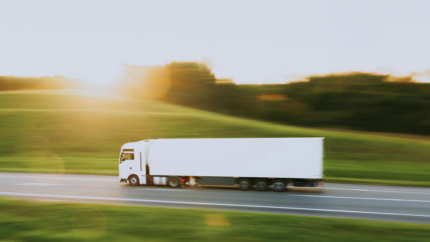 Lastbil fra KJOF transport på landevejen som del af case om webshop, Google Ads og digital markedsføring.