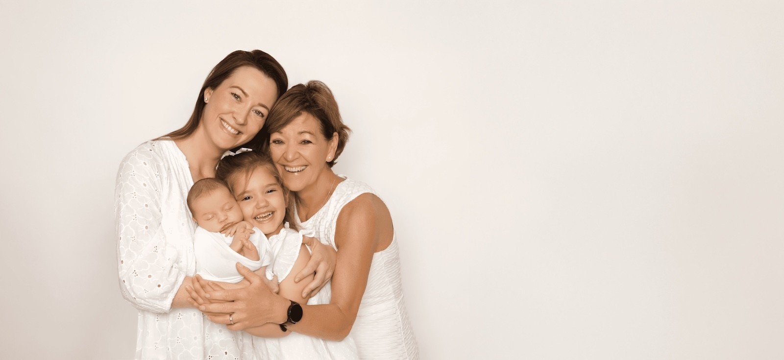 professional female photographer in dubai specialised in newborn and pregnancy