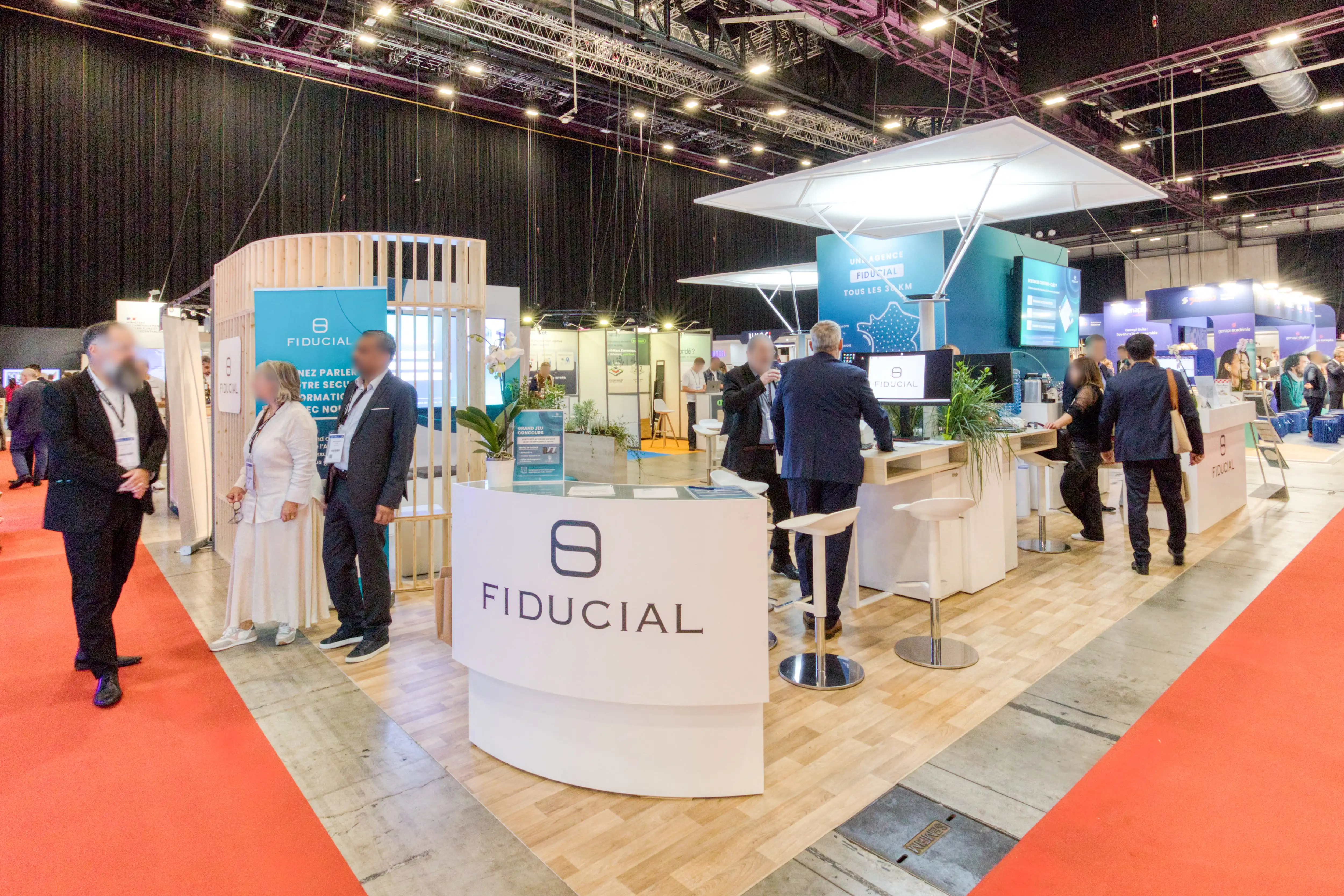  Espace d’accueil du stand Fiducial au Congrès des Notaires, design lumineux et zone de présentation