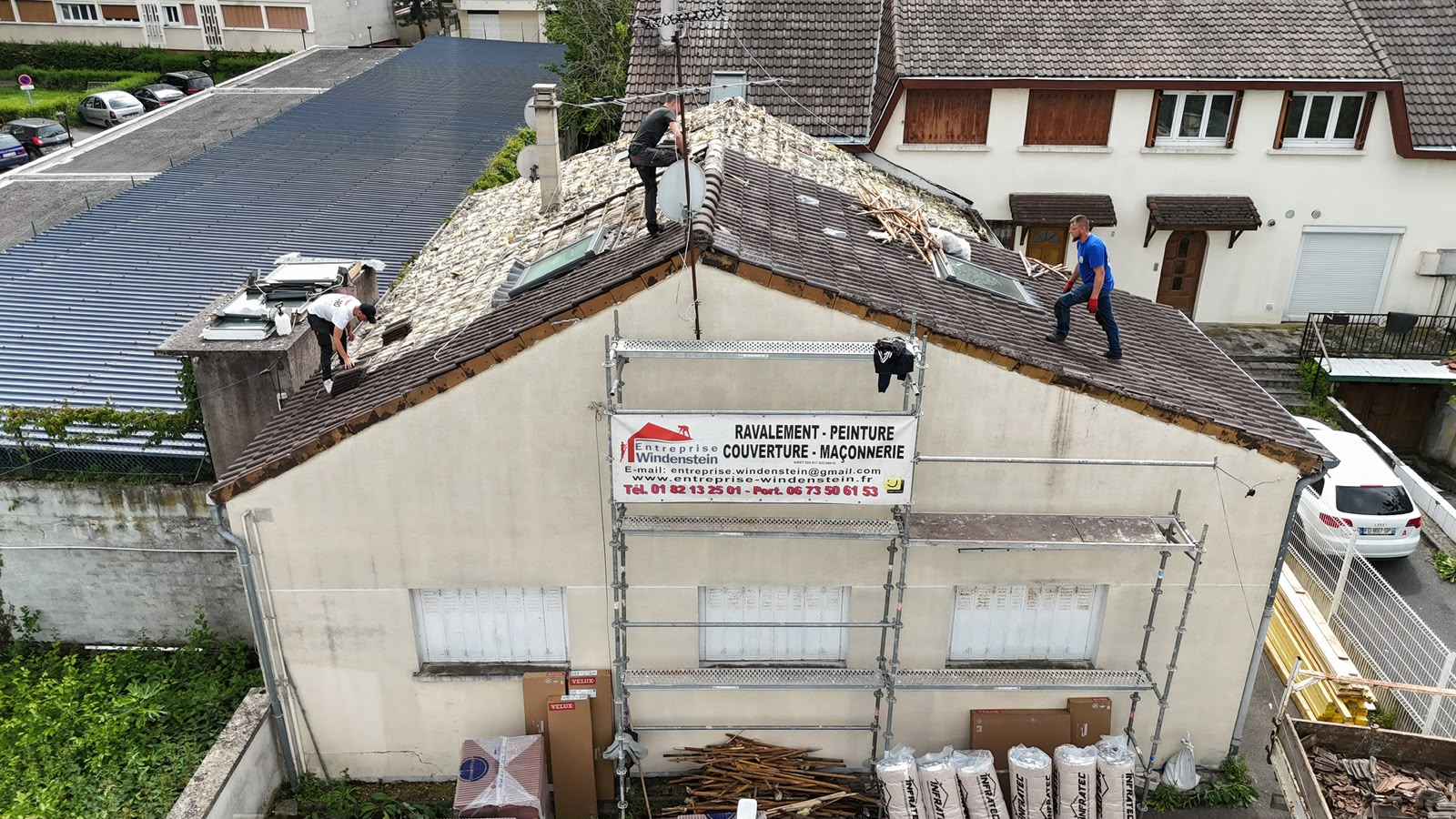 Ancienne toiture en tuiles usées avant rénovation à Montreuil
