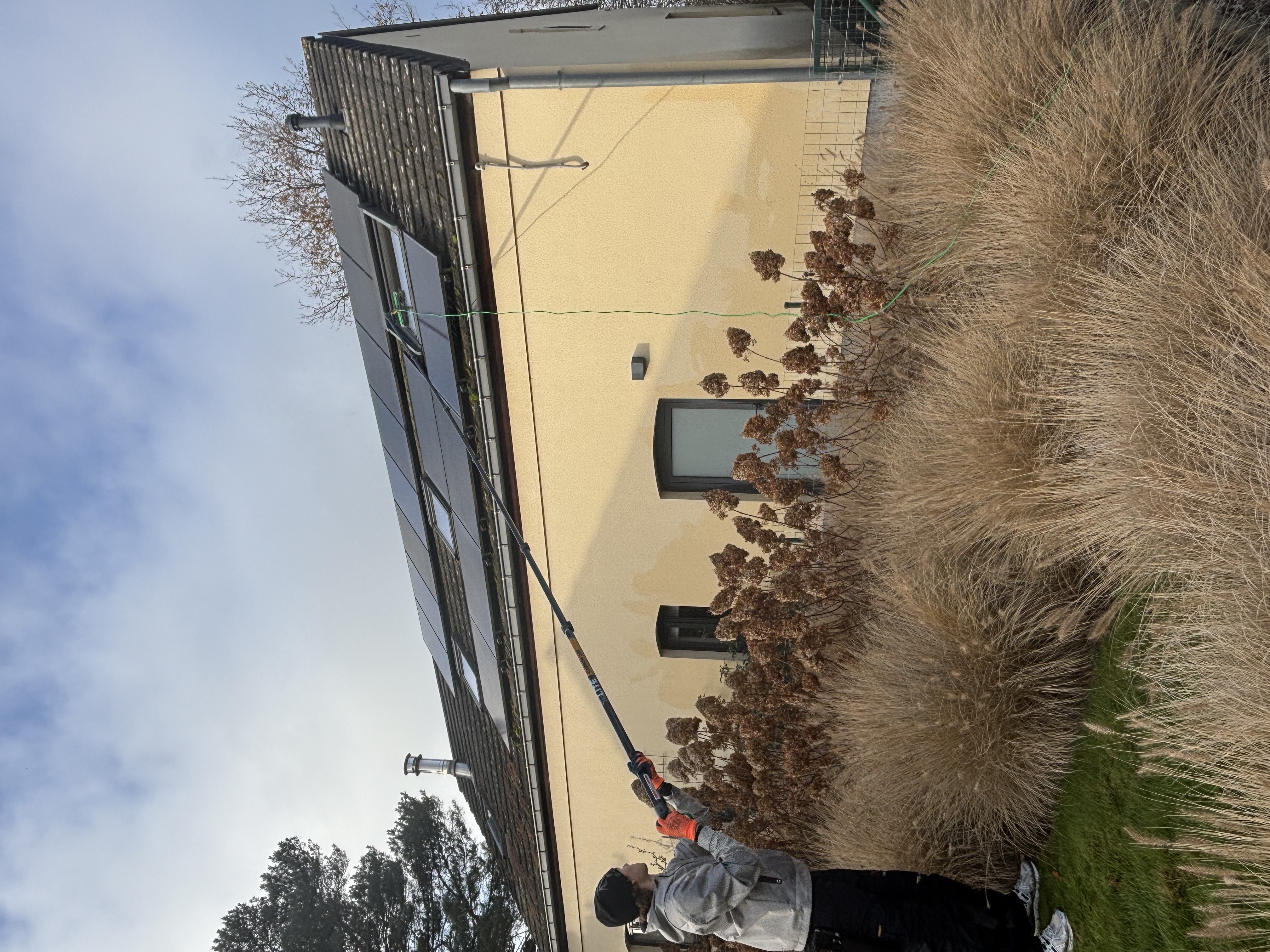 Zonnepanelen wassen buiten