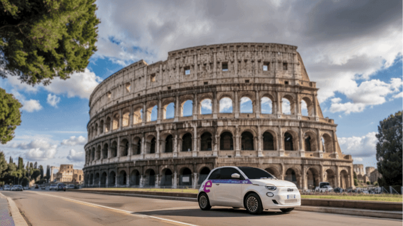 FIAT 500 mentre si muove in strada davanti al colosseo, macchina e ambiente completamente ricreati in AI