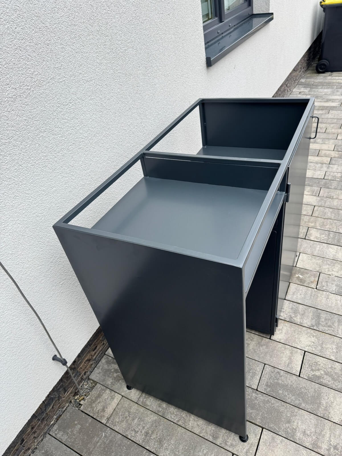 Venkovní kuchyně – prostor pro lednici, koš a pizza troubu