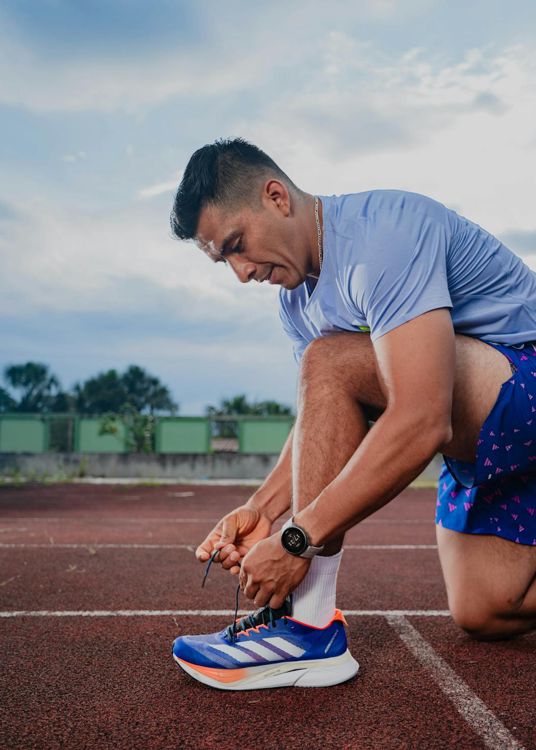 Man tying up his shoe laces