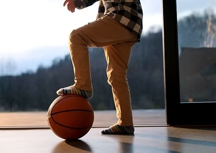 Ein Fuß ruht behutsam auf einem Basketball – Unterstützung der Hospiz- und Palliativhilfe Reinickendorf durch die DAG.