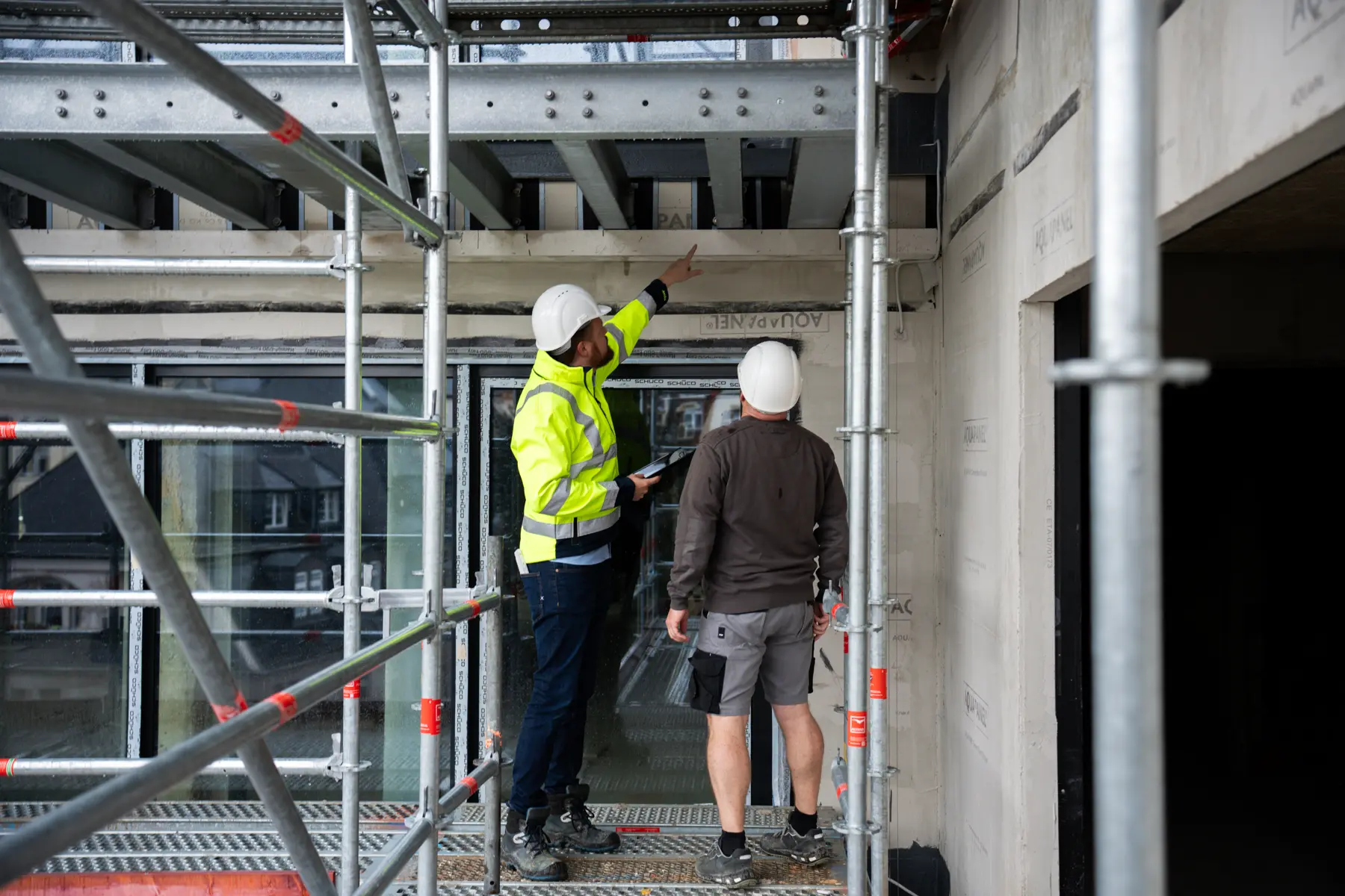 Mitarbeiter begutachten Gebäude