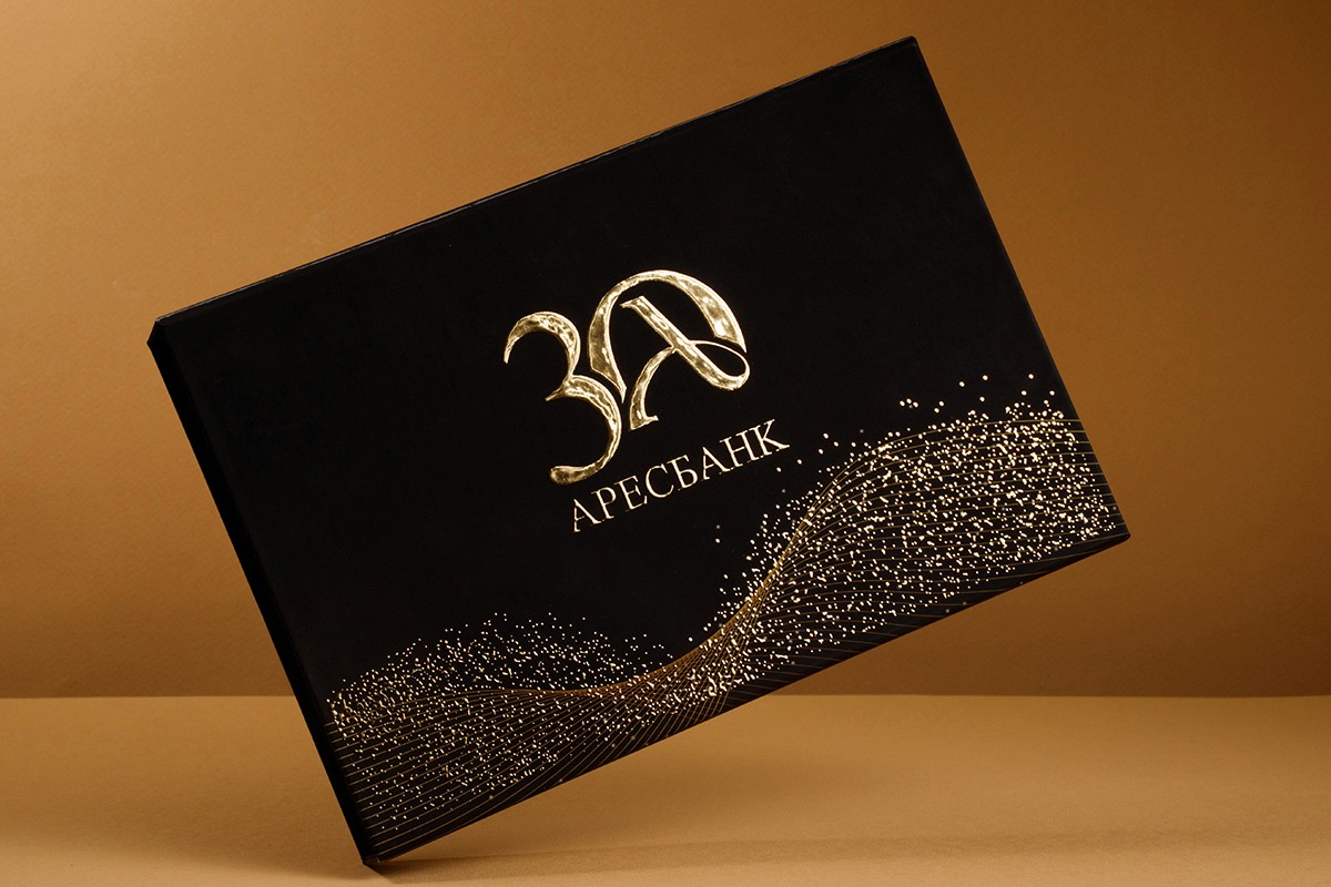 Rigid boxes, boxes, boxes with inserts, packaging for Aresbank printed on coated paper, binding board with raised foil stamping, digital printing.
