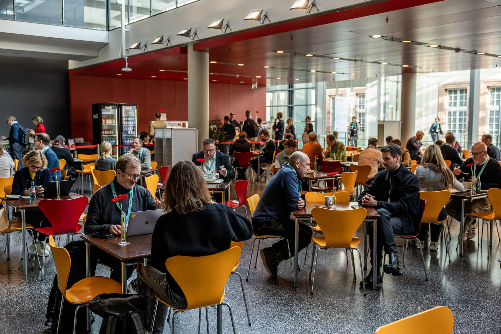 Eine Frau steht in einer Gruppe von Menschen