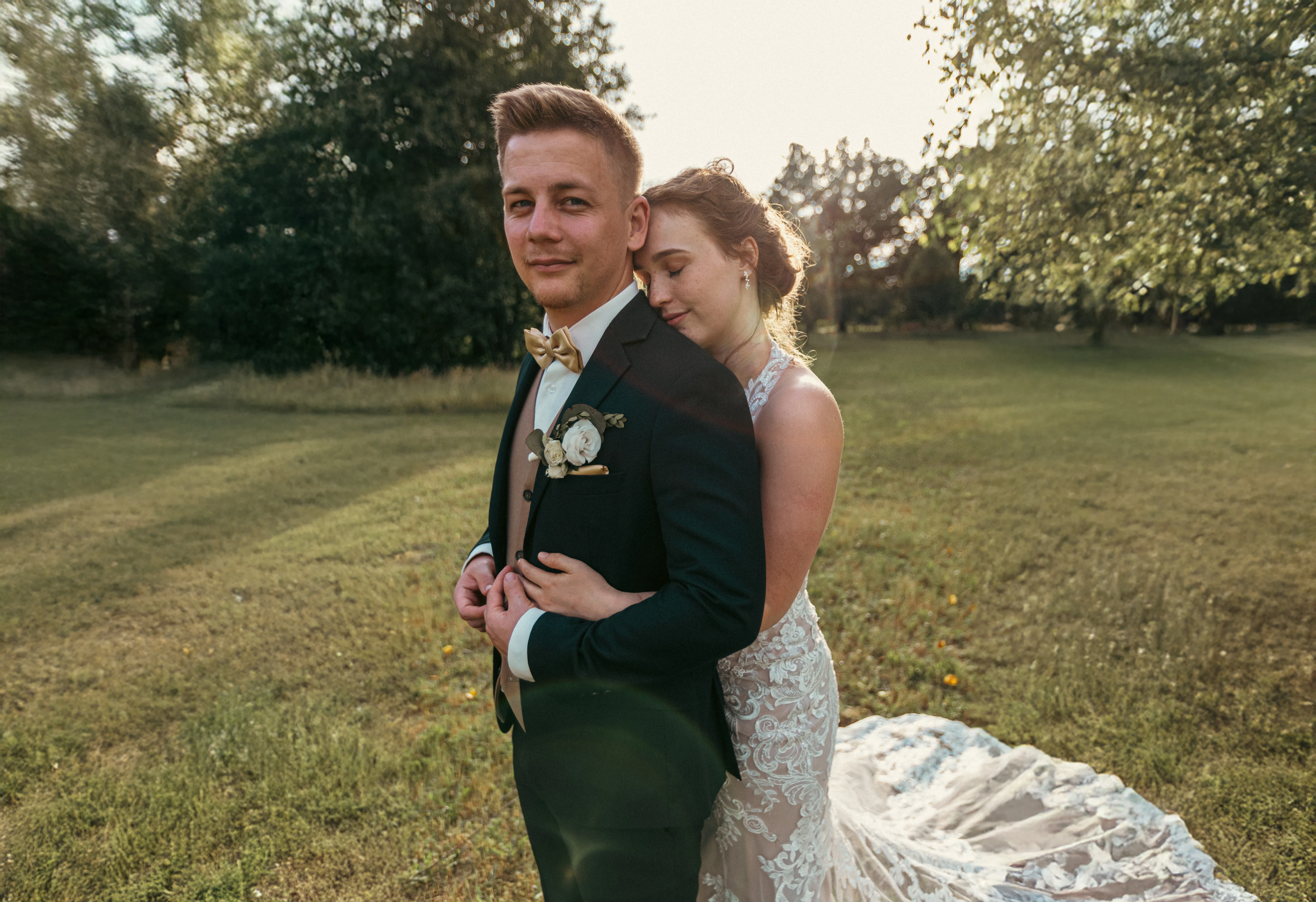 Intim esküvői portré természetes környezetben - professzionális fotózás történetmondása organicstory.hu blog