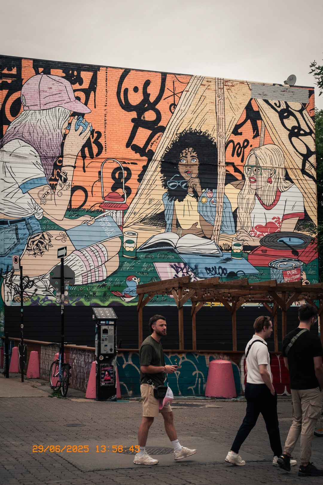 Fresque colorée sur un mur de l’avenue Duluth, dans le Plateau à Montréal.