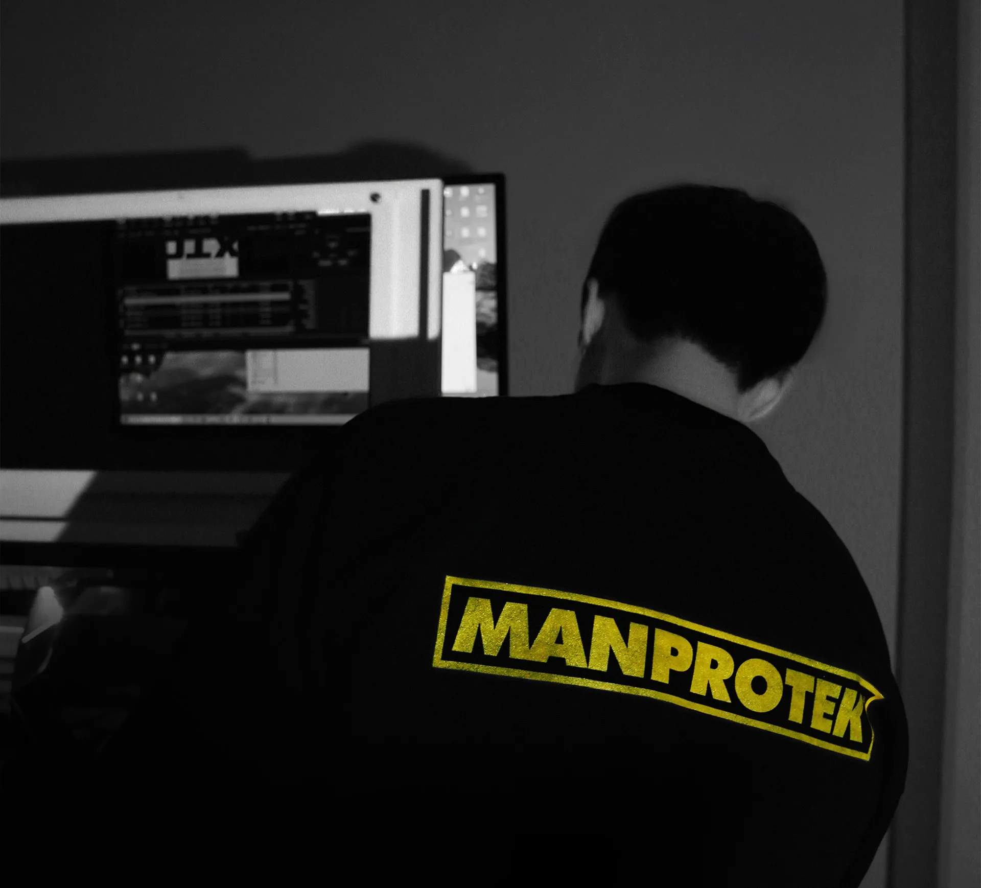Close-up of a Manprotek team member with a branded shirt, symbolizing the expert knowledge and stable support as the original developer of the unique Auto Fill-Up system for the Gravity Pro DTF printer.
