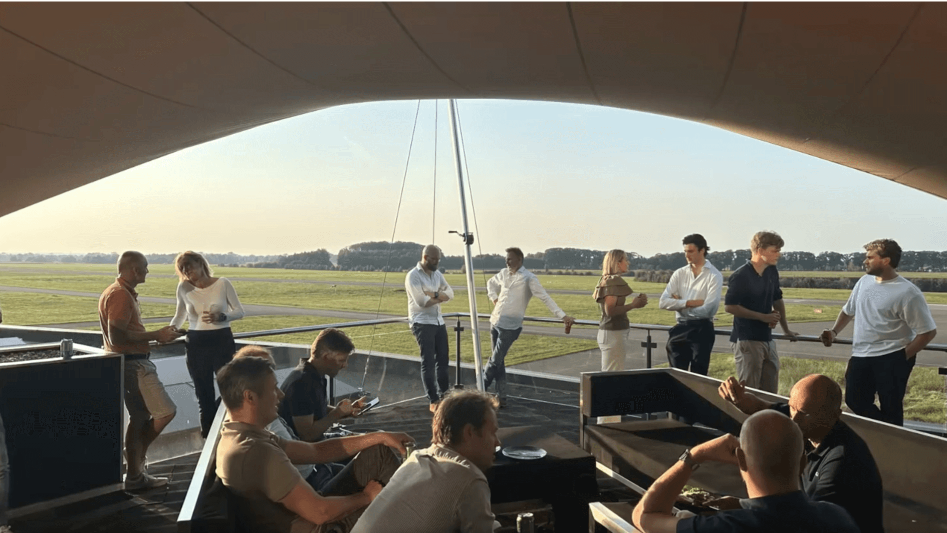 Na afloop van de dag borrelen deelnemers gezellig op het E-Deck-terras.