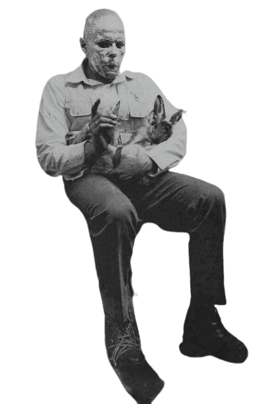 抱狗的老年男子