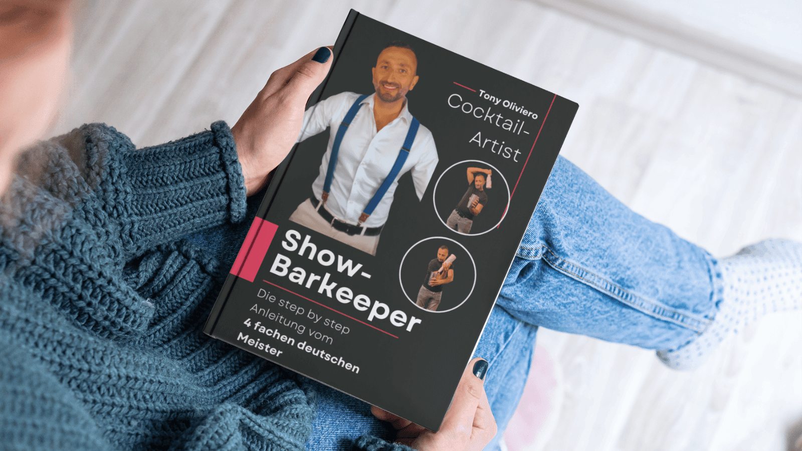 Person liest das Showbarkeeper Step by Step Buch von Tony Oliviero – Anleitung für professionelle Flairtricks.