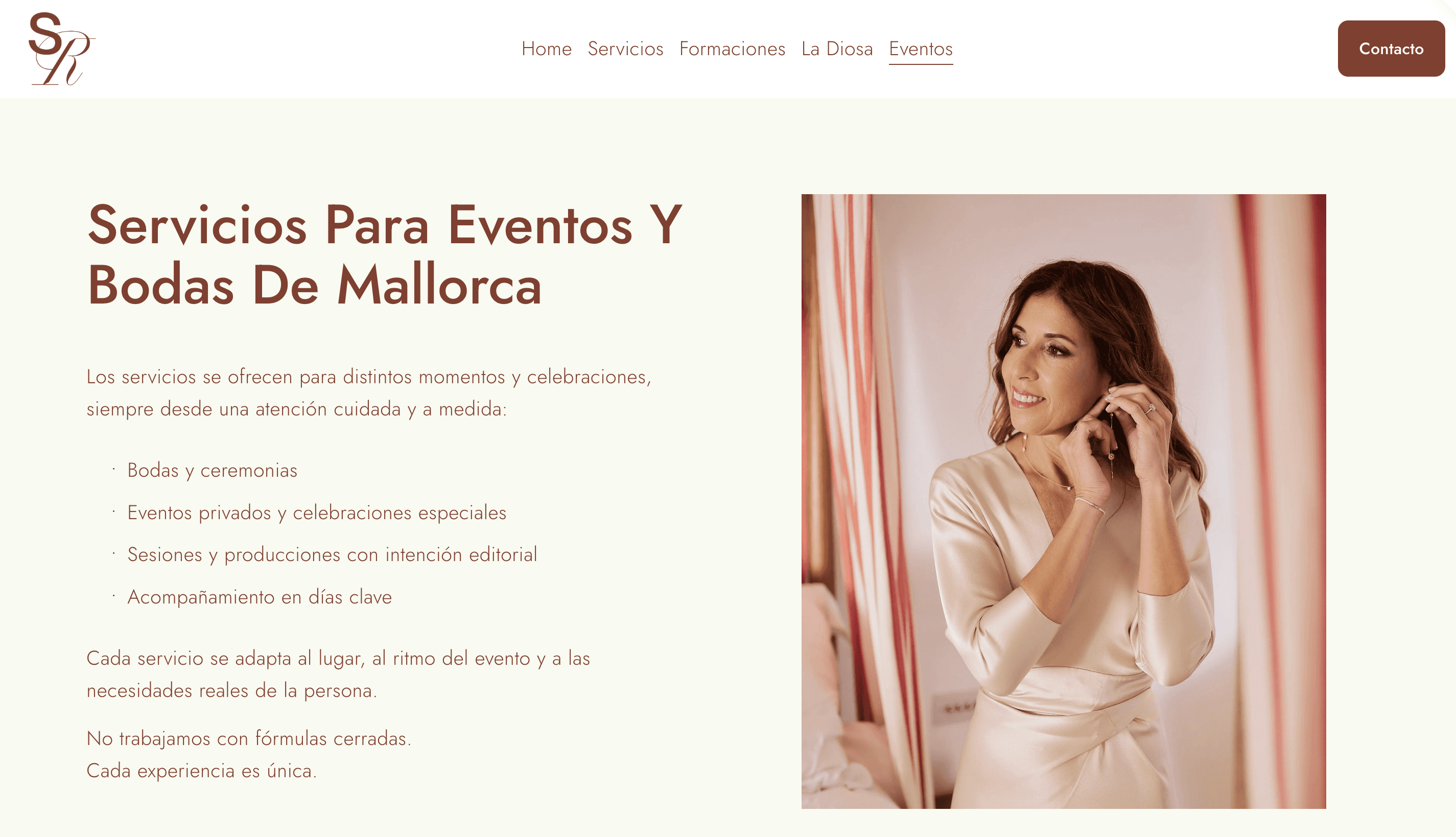 Screenshot of the "Servicios Para Eventos Y Bodas De Mallorca" page, showing a description of personalised hair and makeup services for weddings, private events, editorial shoots, and key moments, alongside a photo of a woman getting ready in elegant attire.
