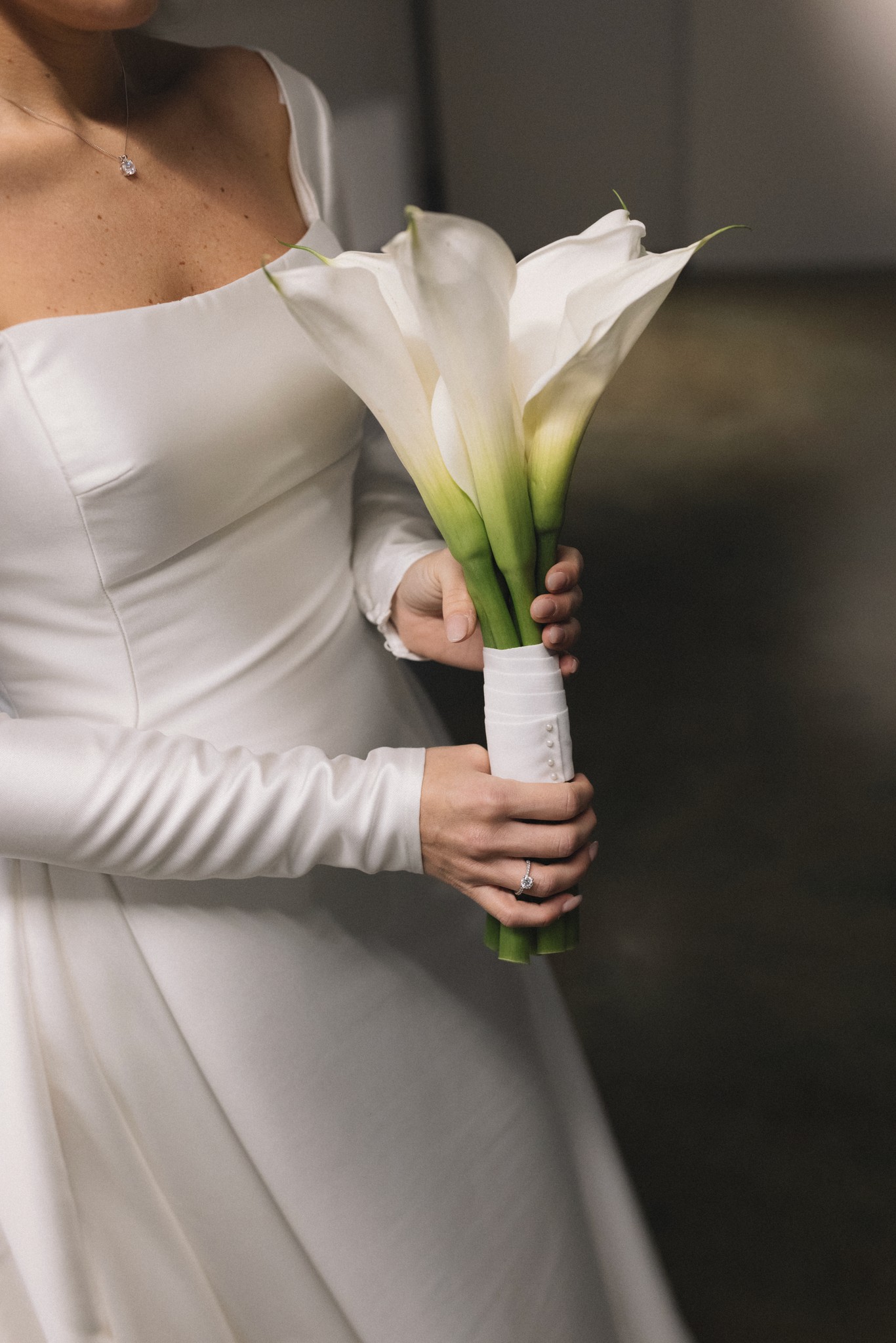 Sposa in abito bianco con bouquet di calle, reportage di matrimonio a Parma