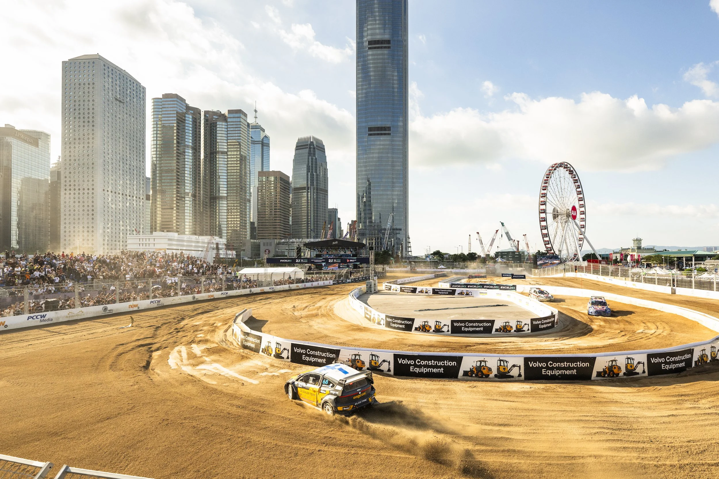 sandi bana för racingbilar framför stadens skyskrapor. Bilar som tävlar i hög hastighet