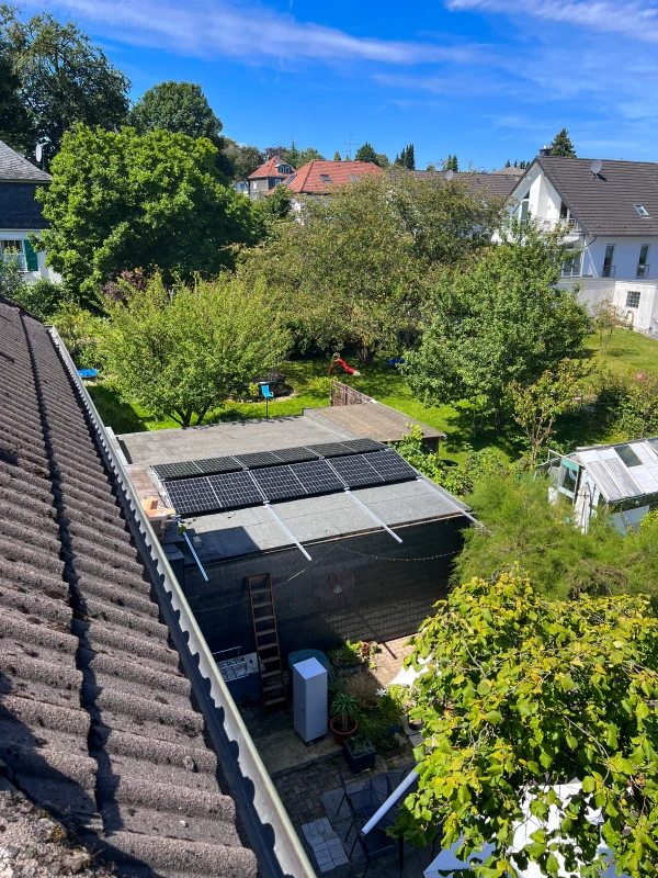 Fertig montierte Photovoltaikanlage auf dem Dach von Eigentümer Axel Stuhlreiter- Garage