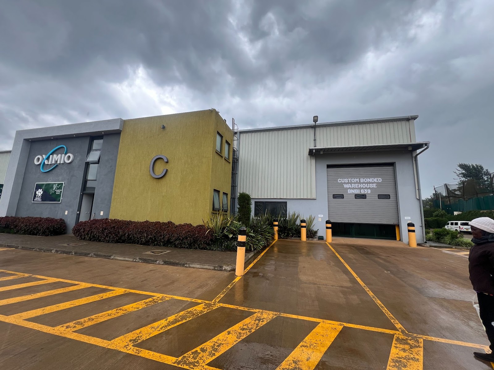  What types of goods are eligible for storage in a bonded warehouse?