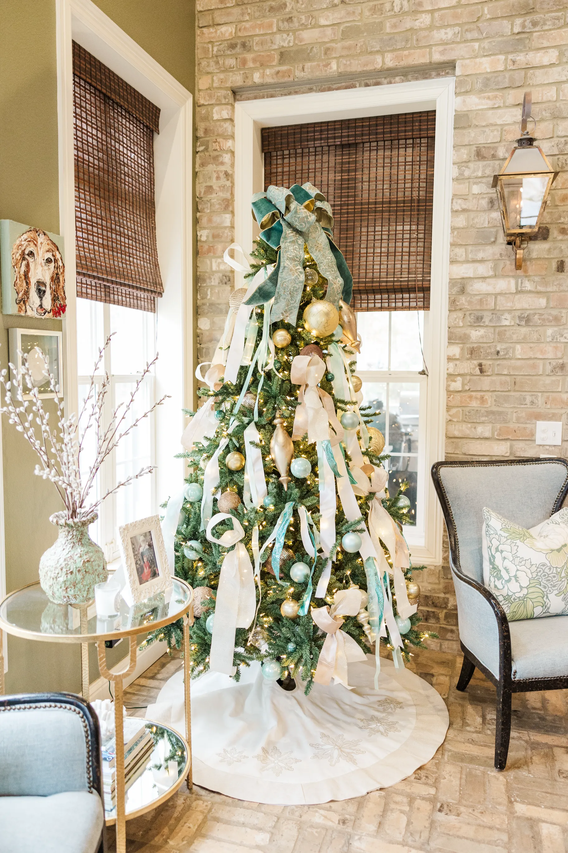 Luxury table setting by Sarah Overall Events with pink embroidered napkins, gold-rimmed plates, floral arrangements, and personalized menus in Shreveport.