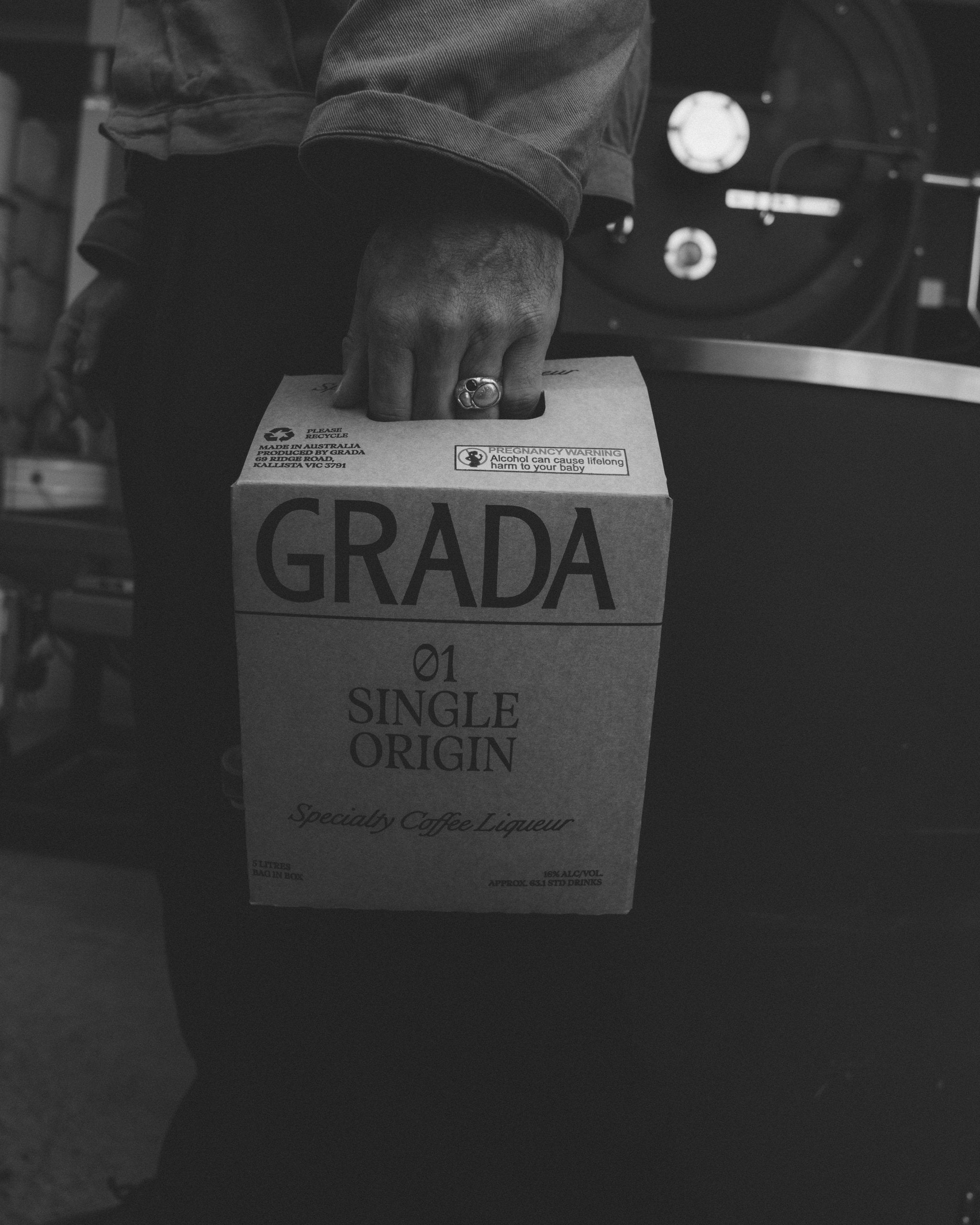 GRADA 5L Bag-in-Box — pour detail from BIB tap into Boston shaker.