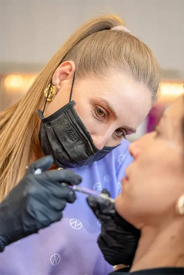 Aplicação de harmonização facial com técnica e segurança — formação contínua da Facial Class em HOF