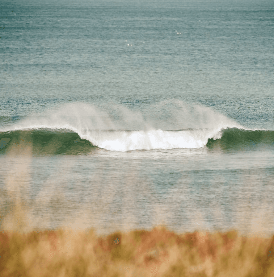 Large wave in ocean – surfboard rental in peniche.