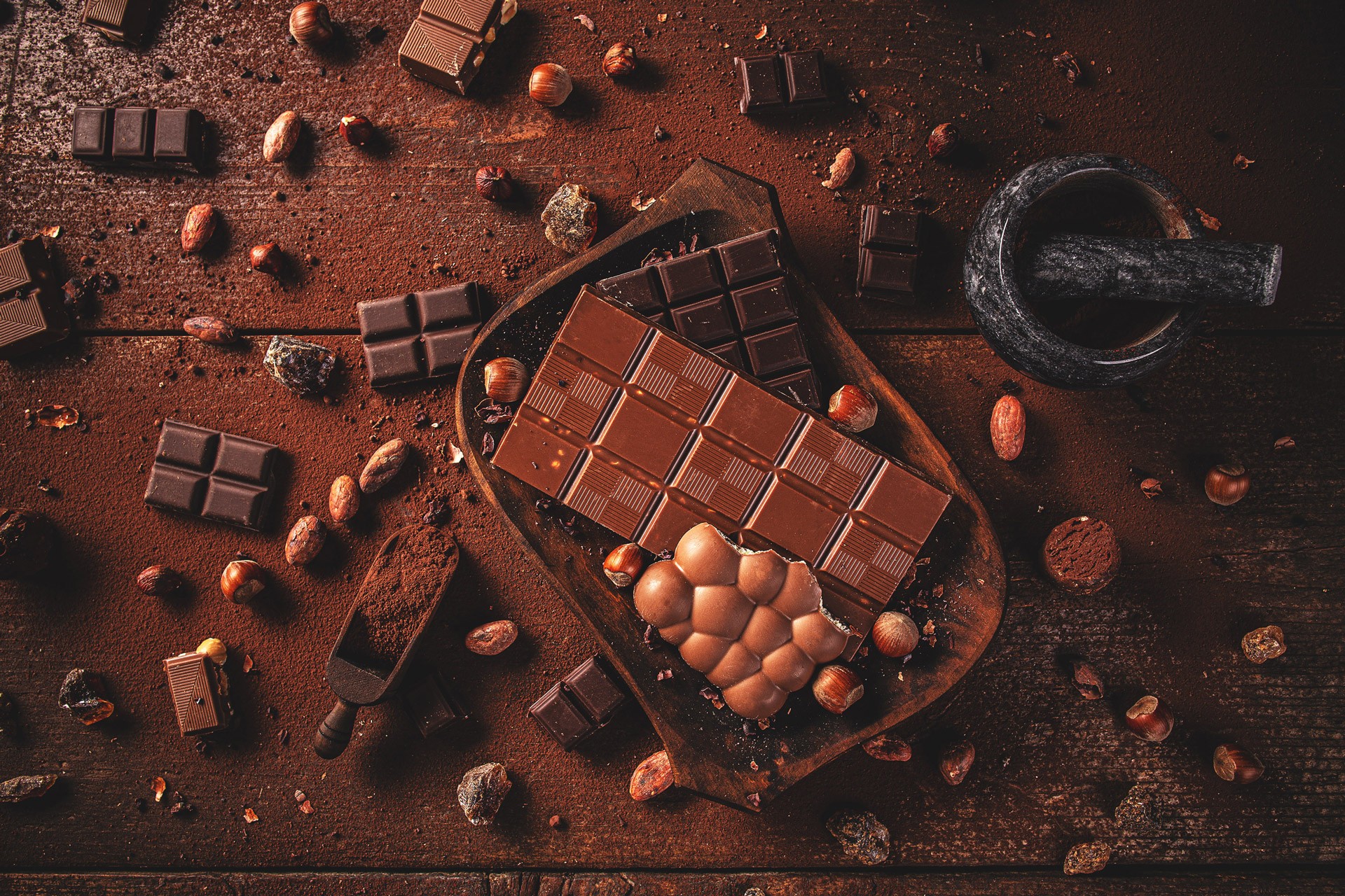 Des morceaux de chocolat sur une surface en bois 