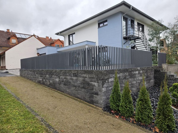 Außengeländer einer Terasse bei einem Einfamilienhaus.