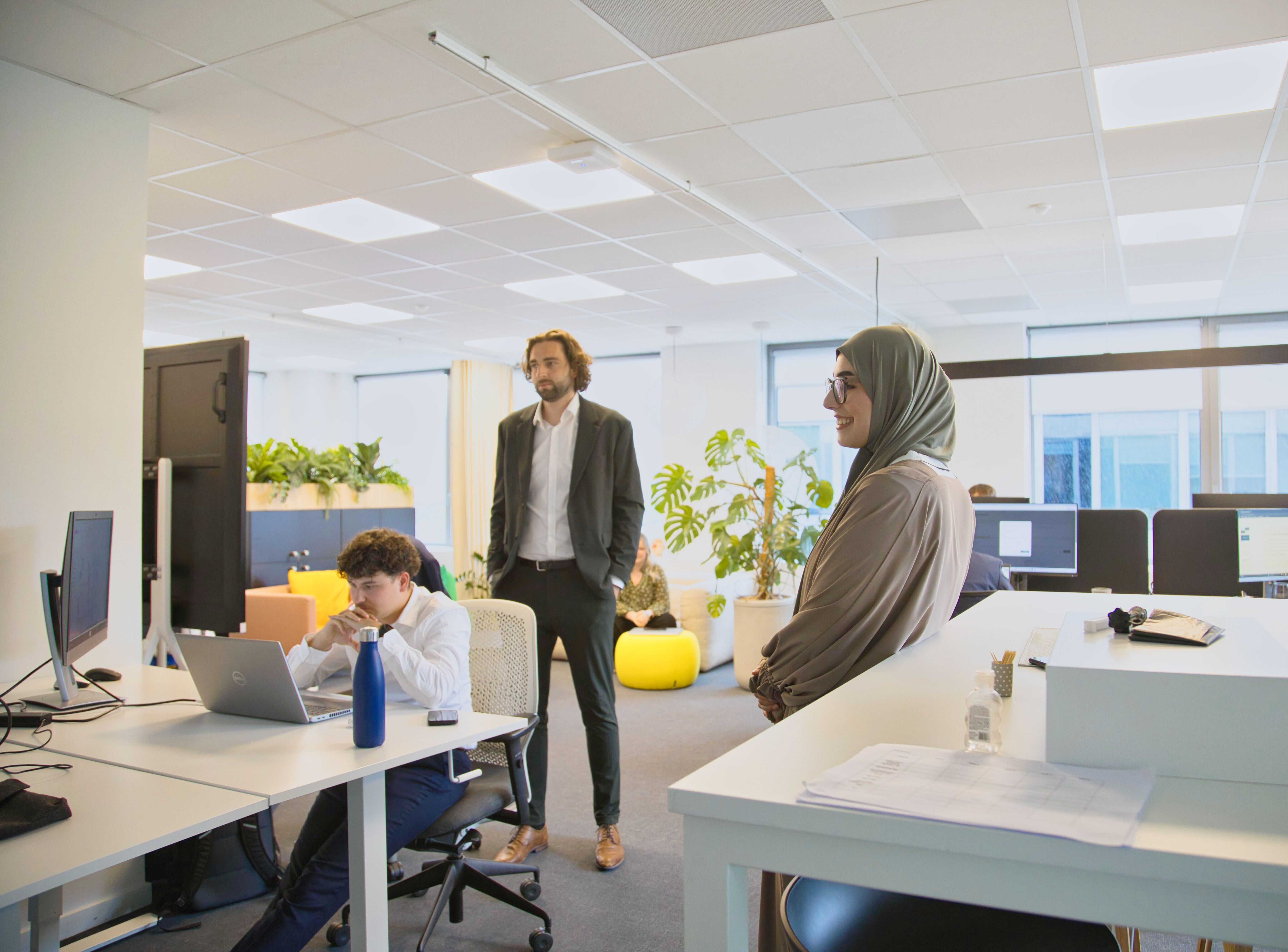Collega's spelen tafelvoetbal op kantoor