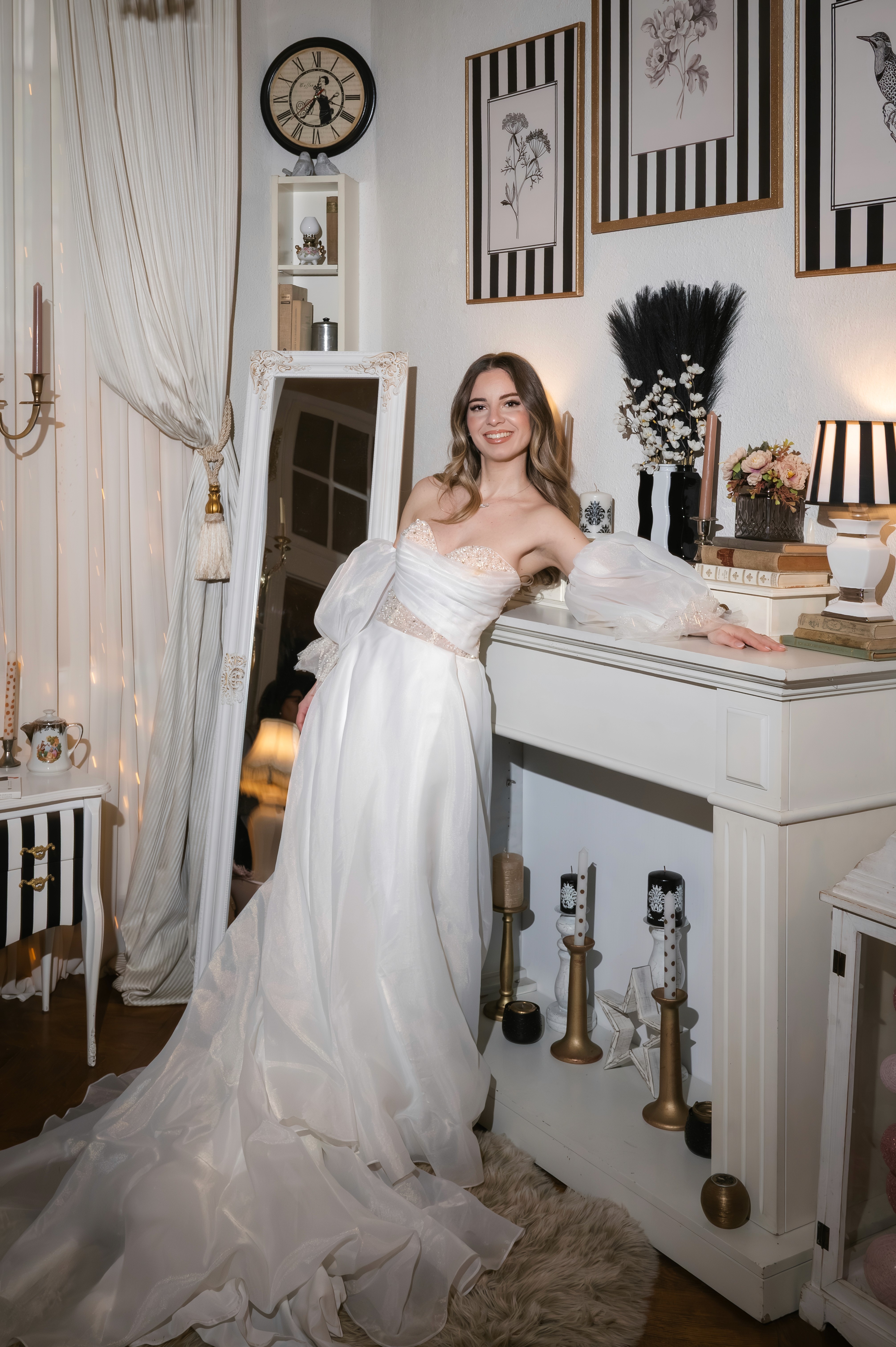 Mireasă în rochie albă amplă lângă pian alb, lumină naturală, fotografie editorială nuntă