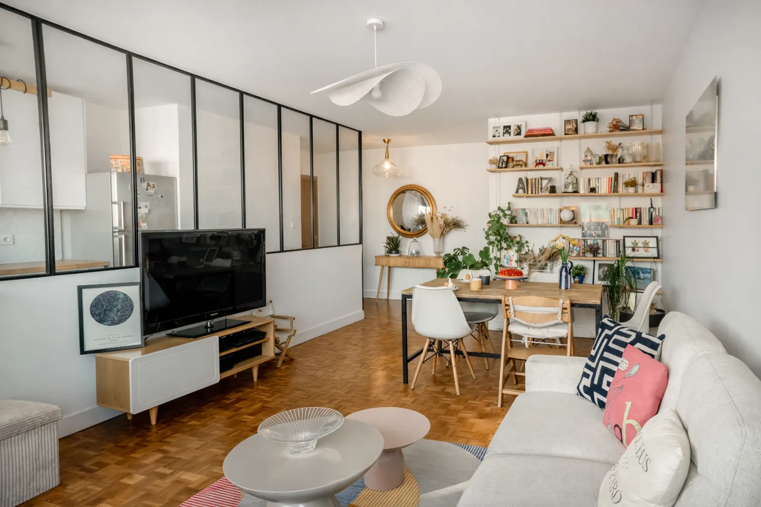 Salon salle à manger lumineux avec verrière intérieure et aménagement optimisé.