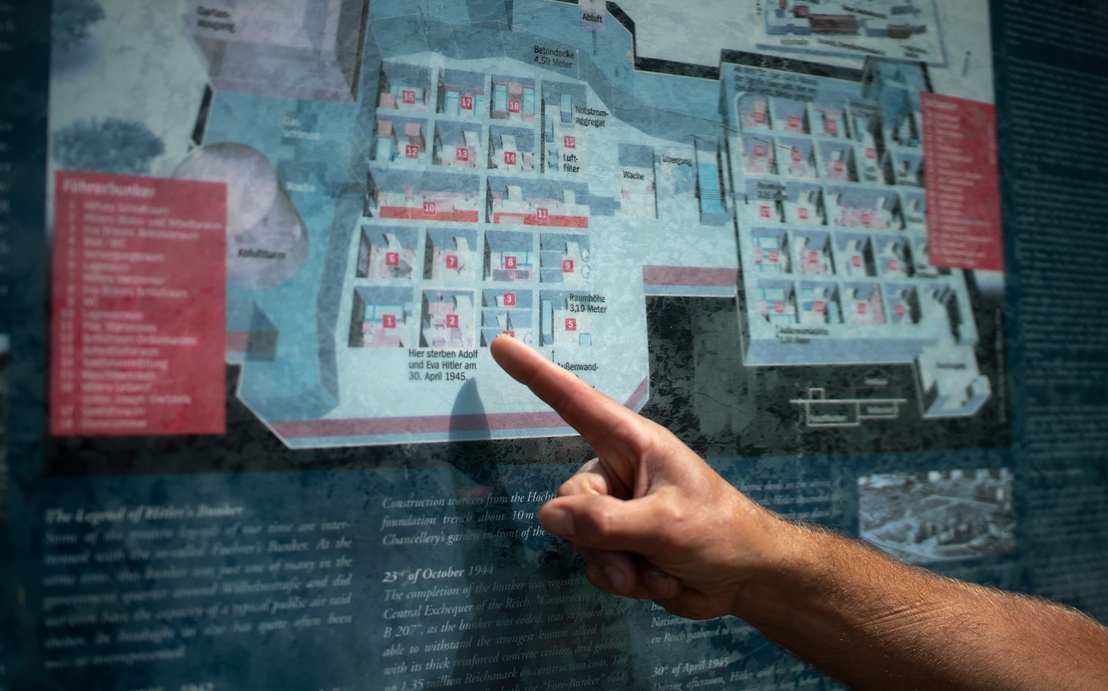 Finger peker på et kart over Hitlers bunker under en guidet tur i Berlin.