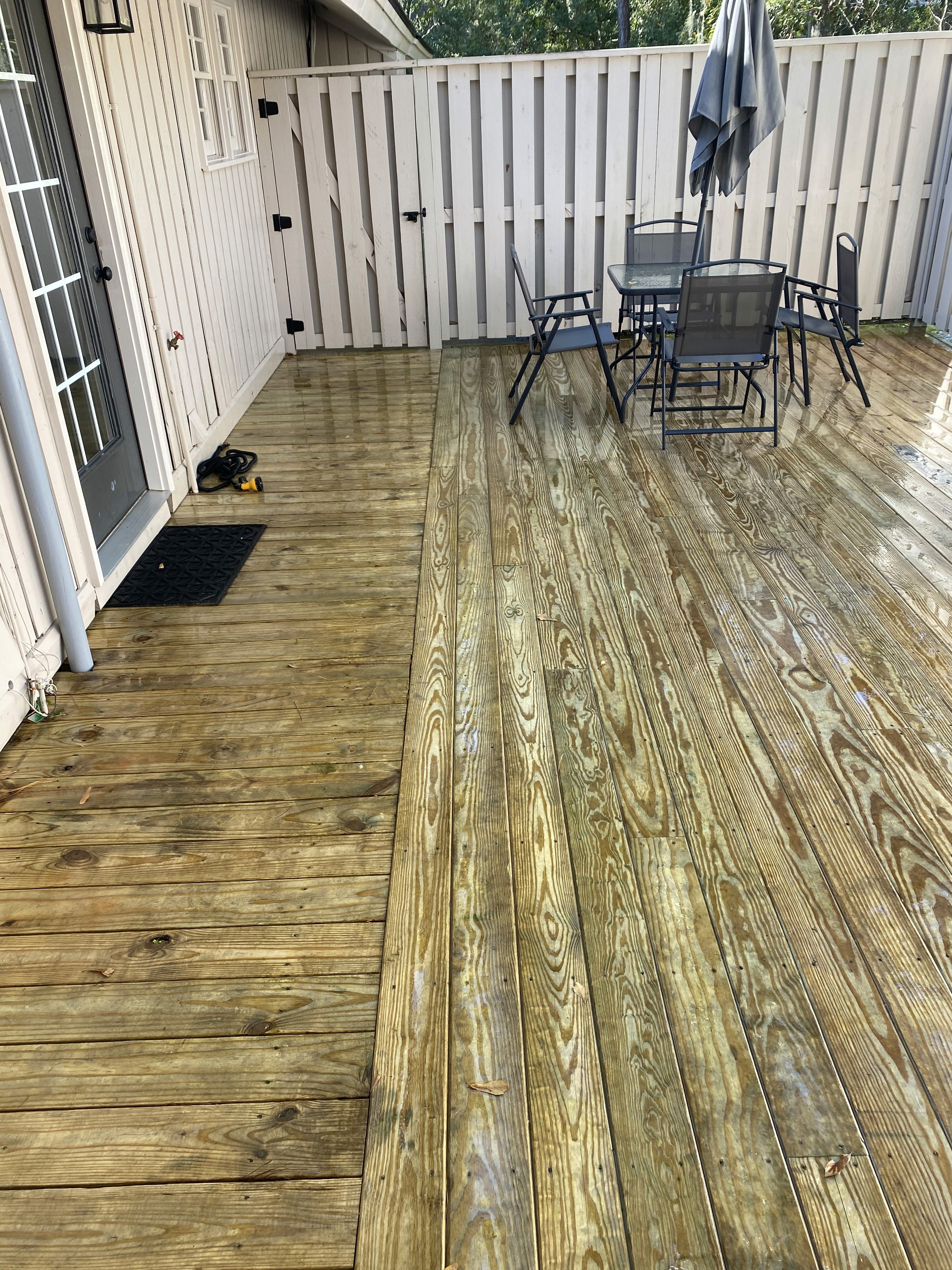  Soft washing vinyl siding on a Hilton Head home—low-pressure, safe surface cleaning