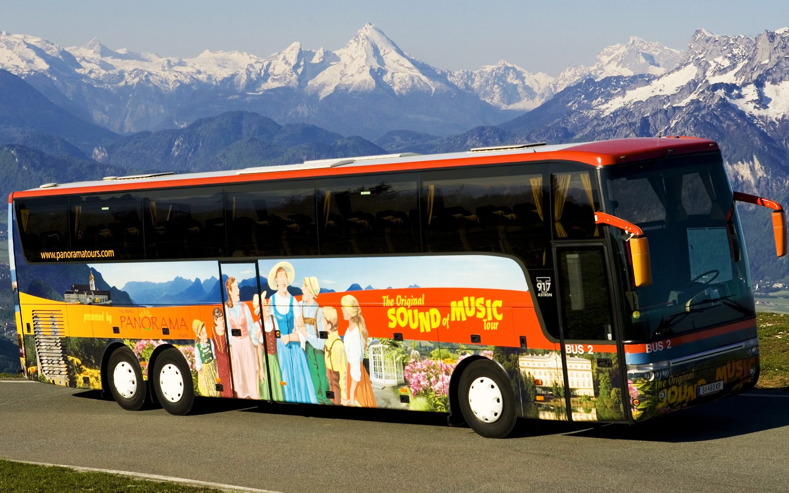 Turistbus til Salzburg Sound of Music og Saltminer med Alperne som baggrund.