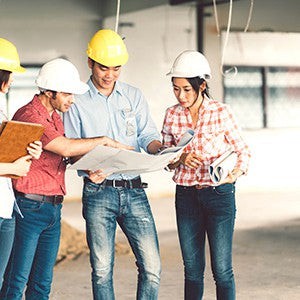 Branding Works 專業防水工程師與團隊在地盤商討施工圖紙，為香港住宅及商業項目提供嚴謹防水工程方案。