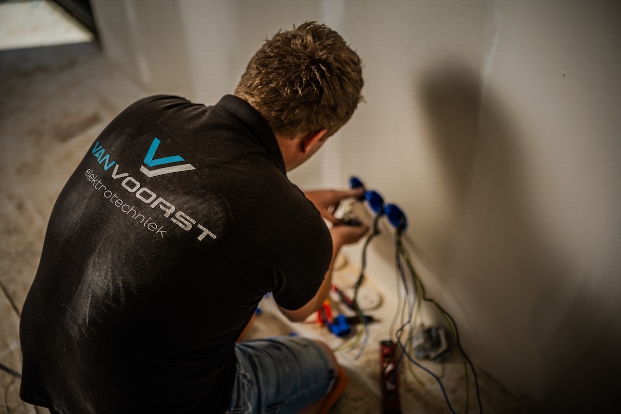 Reinard Van Voorst Elektrotechniek legt verlichting aan